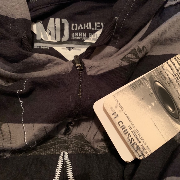 oakley men's black & charcoal striped skull hoodie - Picture 3 of 3